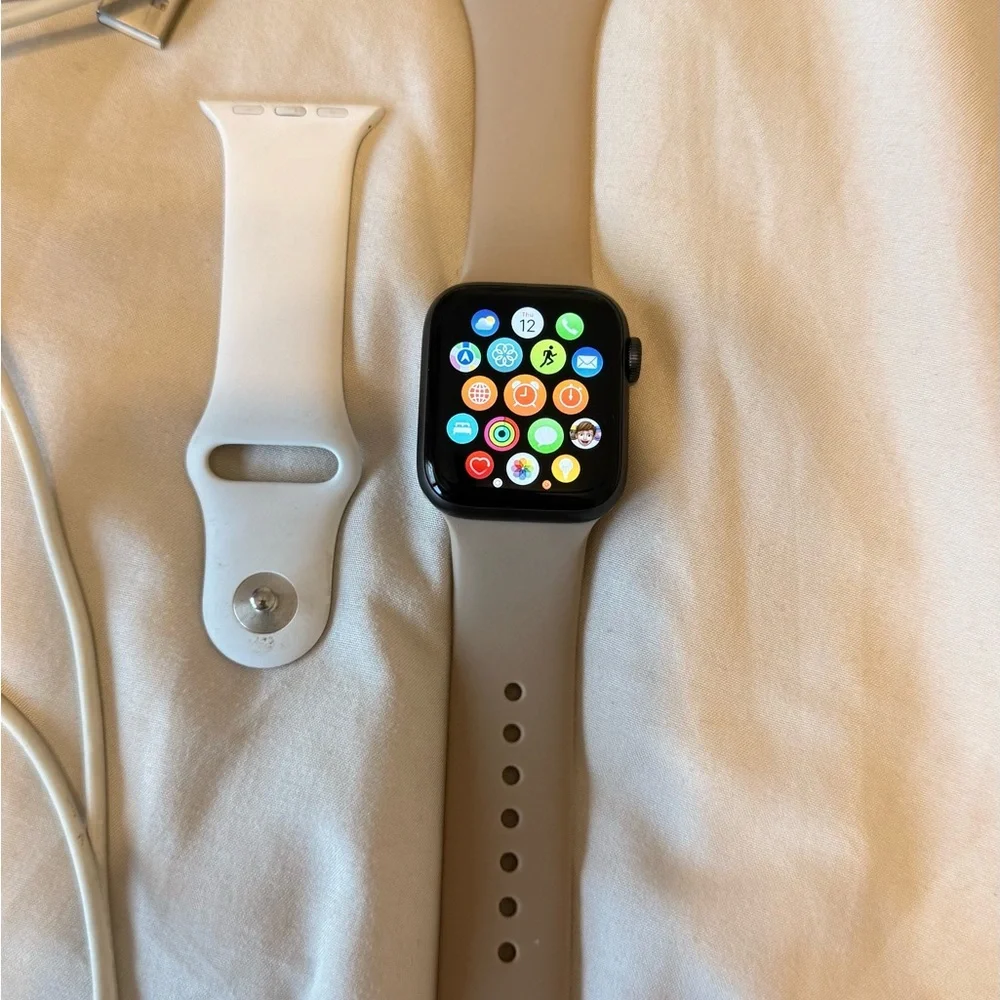 Apple Watch Series 5 40mm Aluminum – Excellent Condition + 2 Chargers